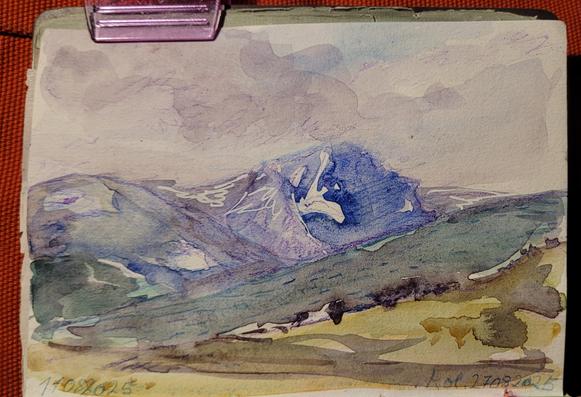 Aquarellskizze: bergige Landschaft, es liegen Schneeflecken auf dem hinteren Berg