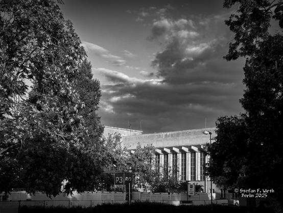 Side building of former Tempelhof Airport Berlin today, August 2025,  © Stefan F. Wirth