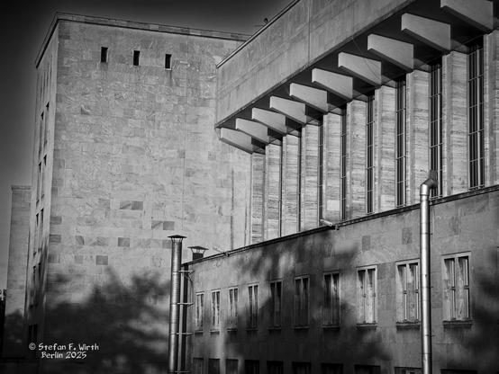 Another side building of former Tempelhof Airport Berlin today, August 2025,  © Stefan F. Wirth