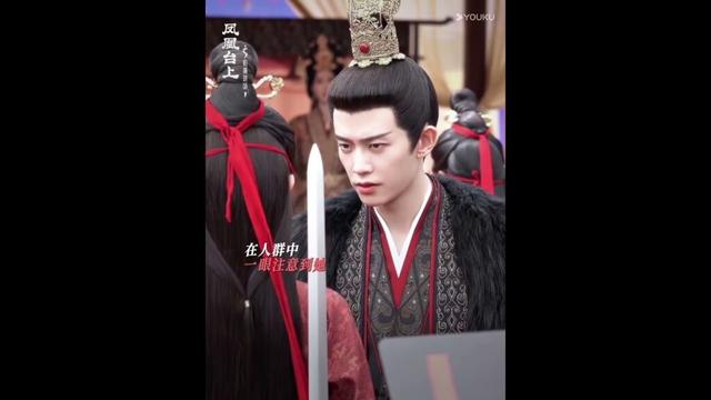 #凤凰台上 #LoveandCrown  七夕佳节至~萧焕 #任嘉伦 凌苍苍 #彭小苒 片场在线上演“箭与情的双向奔赴”！😍#shorts | YOUKU