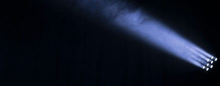 blaues Spotlight auf schwarzem Hintergrund
Bildrechte: Paul Green (@pgreen1983) / Unsplash