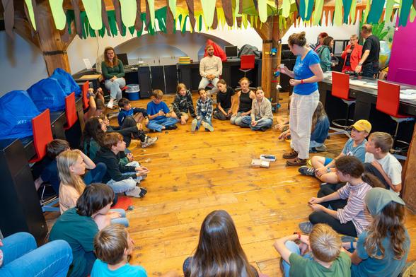 Kindgerechte Führung für eine Schulklasse der Freien Waldorfschule Dresden: Die terra mineralia ist nicht nur ein attraktives Ausflugsziel für Familien in Sachsen, sondern auch ein außerschulischer Lernort.