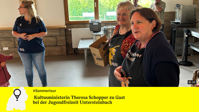 Kultusministerin Theresa Schopper spricht in der Jugendfreizeit Untersteinbach zu den Kindern und Jugendlichen.