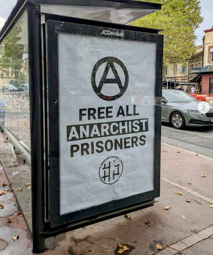 Manifesti nelle pensiline degli autobus della città per chiedere la liberazione di tutti i prigionieri anarchici.
