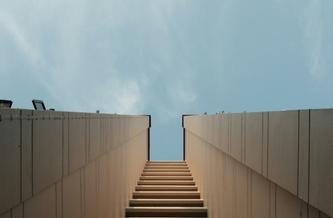Photo d'un escalier qui va vers le ciel. Symbole du partage et de la solidarité. Oui, je l'ai décidé. 
Photo de Icarus Yang sur Unsplash
Photo de <a href="https://unsplash.com/fr/@code1024?utm_content=creditCopyText&utm_medium=referral&utm_source=unsplash">Icarus Yang</a> sur <a href="https://unsplash.com/fr/photos/banc-en-bois-marron-sur-sol-en-beton-gris-OPTTddwYLzs?utm_content=creditCopyText&utm_medium=referral&utm_source=unsplash">Unsplash</a>