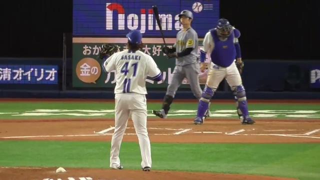 2025年8月28日 阪神戦・佐々木 千隼 投手の準備投球(ボールデッド中)