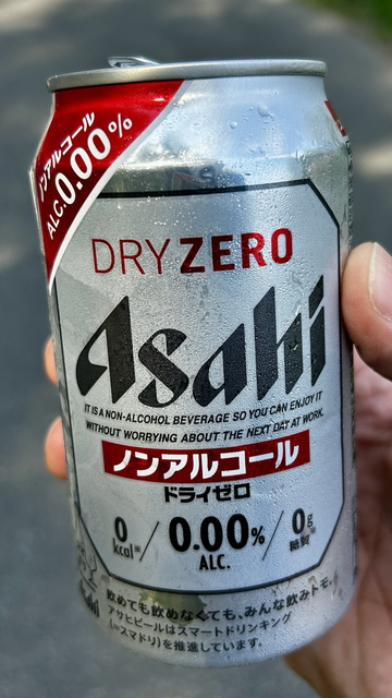 Eine Dose Dry Zero der Marke Asahi aus Japan mit 0% Alkohol und 0 kcal, das aber trotzdem sehr gut schmeckt.