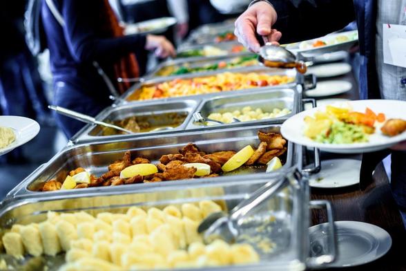 Imagen de archivo de bandejas en un buffet libre. (Jure Gasparic)