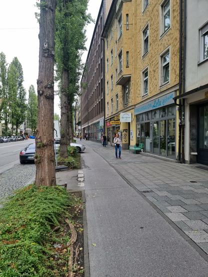 Sehr schmaler Radweg in den eine Motorhaube ragt neben ebenfalls schmalem Gehweg.