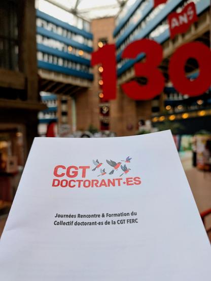 Un flyer du Collectif doctorant-es de la CGT FERC, intitulé 'Journées Rencontre & Formation'. Le logo de la CGT Doctorant-es, composé de trois oiseaux en vol stylisés, est visible en rouge. En arrière-plan, on distingue une 130 ans, au siège de la CGT