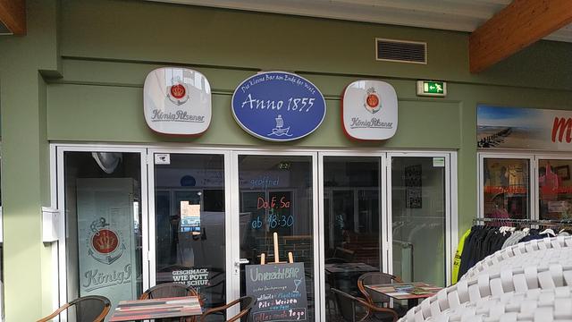 Kleine Kneipe "Anno 1855" kurz nach der Umbenennung. Auf dem handschriftlichen Schild unten steht noch "UnverzichtBAR" als Name.