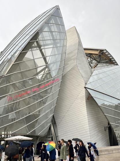 Die Fondation Louis Vuitton im kühnen Frank Gehry-Bau mit dem Motto der Ausstellung: Do remember they can‘t cancel the spring