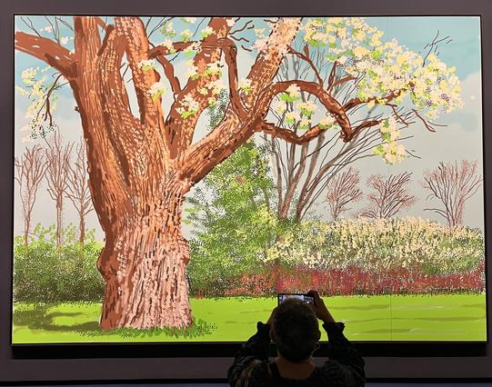 Ein Baum im Frühling, großformatiges iPad-Gemälde mit fotografierender Besucherin