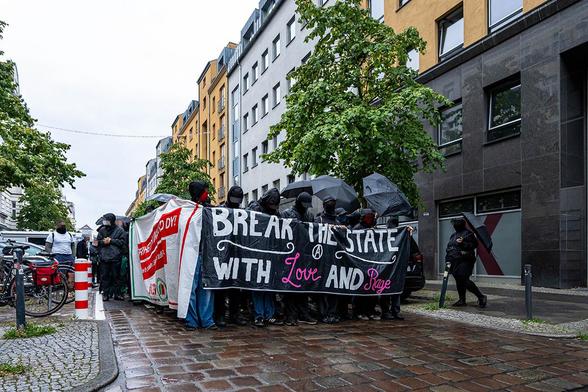 Demo hinter dem Fronttransparent "Break the State with Love and Rage"