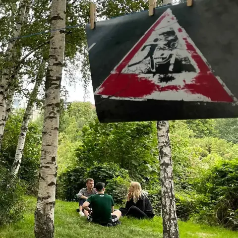 Bildergalerie zwischen Birken mit Sitzgruppe