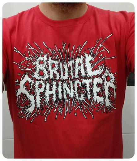 T-shirt rouge du groupe Brutal Sphincter qui parodie le mouvement MAGA. 
Le nom du groupe est écrit devant en blanc. 
Les trous des lettres sont faites en trous d'balles. 
Dans le dos, il y a l'inscription "Make Goregrind Great Again".