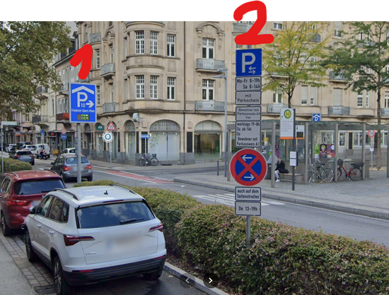 Screenshot aus Google Streetvie zeigt Parkhausschild und "Schilderbaum" aus 8 Schildern mit Parkregeln