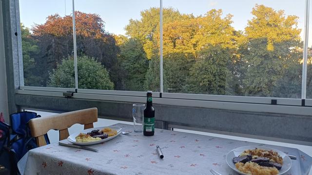 Der Eßtisch im Wintergarten ist gedeckt