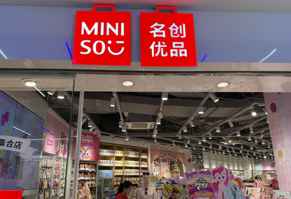 <p>中国雑貨店大手の「名創優品集団（MINISO Group）」は8月21日、2025年4～6月期決算を発表した。売上高は前年同期比23.1％増の49億7000万元（約1000億円）、調整後純利益は10.6％増の6億9000万元（約150億円）となった。1～6月の売上高は、前年同期比21.1％増の93億9300万元（約2000億円）で、うち海外事業が29.4％増の35億3400万元（約740億円）と大きく伸びた。</p>
<p>6月末時点の店舗数は7612店で、うち中国国内が4305店、海外が4305店。4〜6月期の純増数は国内が30店、海外が94店だった。</p>
<p>名創優品はキャラクターIP（知的財産）の活用戦略を強化しており、サンリオやディズニー、マーベルなどとの提携を継続すると同時に、複数のアートトイ作家とコラボレーションしてオリジナルIPを展開。また、「HiTOY」など新興アートトイブランドの株式取得を通じ、自社IPの拡充を進めている。</p>
<p>中国ではここ数年、「POP MART」をはじめとするアートトイブランドが台頭。名創優品傘下の「TOP TOY」も流れに乗って急成長しており、1～6月の売上高は前年同期比73％増の7億4200万元（約160億円）と急拡大した。経営陣によると、TOP TOYの店舗数は2025年通年で50〜60％増、売上高も70〜80％増加する見込みだという。</p>
<blockquote class="wp-embedded-content"><p><a href="https://36kr.jp/370026/">中国POP MART、“LABUBU旋風”で1〜6月純利益5倍　時価総額8兆円で過去最高</a></p></blockquote>
<p></p>
<p>＊1元＝約21円で計算しています。</p>
<p>（36Kr Japan編集部）</p>