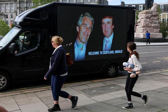 Una camioneta publicitaria muestra una fotografía de Donald Trump con Jeffrey Epstein en Aberdeen (Escocia), el 28 de julio de 2025, coincidiendo con una visita del norteamericano. (Hannah McKay / REUTERS)