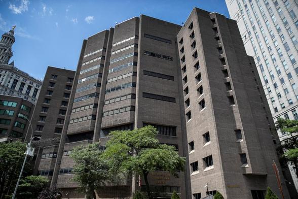 Vista exterior de la cárcel del Centro Correccional Metropolitano donde Jeffrey Epstein fue encontrado muerto, en el distrito de Manhattan (Nueva York), el 10 de agosto de 2019. (Jeenah Moon / Reuters)