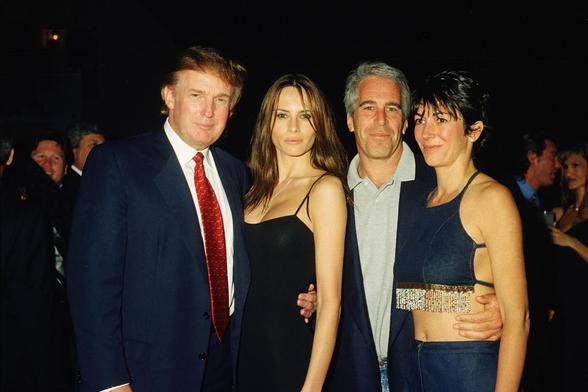 Donald y Melania Trump (entonces Knauss), Jeffrey Epstein y Ghislaine Maxwell posan juntos en el club Mar-a-Lago (Palm Beach, Florida), el 12 de febrero de 2000. (Getty Images)