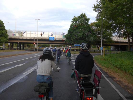 Menschen auf Fahrrädern fahren auf einer Straße