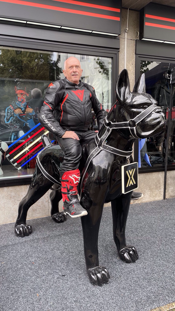Me riding the black dog in front of the Boxer shop
#dainese #leather #mxboots #alpinestars  #folsomeurope2025