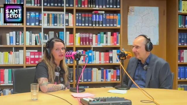 Steffi und Jörg in der Bibliothek des OLG Karlsruhe bei der Aufnahme dieser Folge des Podcasts "Samt versus Seide".