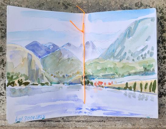 Aquarellskizze: bergige Landschaft umgibt einen blauen See