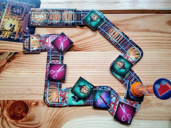 Ähnliches Motiv wie zuvor, doch dieses Mal liegen Plättchen auf Plättchen. Das sind Hindernisse, die es zu beseitigen gilt.