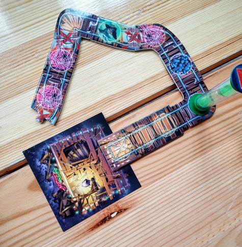 Level 1. Am Startplättchen liegen Bahnschienen-Karten an, die wieder zurück zum Startplättchen führen. Auf einem Feld steht eine Sanuhr, auf der oben ein Achterbahnwagen zu sehen ist.