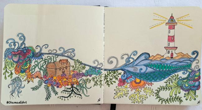 Auf einer Doppelseite im kleinen quadratischen Skizzenbuch mit schwarzem Pigmentliner und Polycromos Buntstiften gezeichnet:
Linke Seite: Eine geschlossene, hölzerne Schatztruhe in der Bildmitte auf einem abstrakten, mit gedoodelten Mustern umgebenen Meeresgrund. Auf der Truhe sitzt ein Krebs, um sie herum befinden sich verschiedene Gewächse, bunte Steine, Korallen, eine Muschel. Dazwischen liegt eine goldene Krone. Unten links schwimmt eine Qualle. Über allem eine angedeutete Meeresoberfläche mit Wellen.
Fortsetzung des Meereswellenmusters auf der rechten Seite: Im rechten oberen Teil steht ein rot-weißer Leuchtturm, umgeben von Hügeln, auf einer kleinen Insel. Diese ist umgeben von einigen Meereswellen mit gedoodelten Mustern. Darunter befindet sich eine kleine Unterwasserwelt mit verschiedenen Pflanzen und bunten Korallen in Doodle-Mustern.