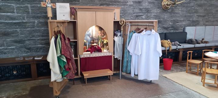 Spielschrank mit Utensilien zur Feier der Hl. Messe.