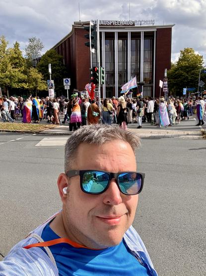 Jens Matheuszik vor dem Schauspielhaus Bochum beim Christopher Street Day 2025