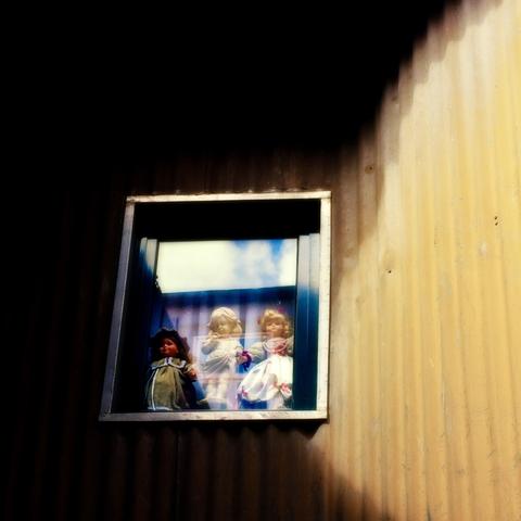 Uma fotografia de bonecas presas atrás de vidro, sorrindo e sonhando acordadas sonhando com liberdade e céu azul.

A photograph of dolls trapped behind glass, smiling and daydreaming dreaming of freedom and blue skies.
