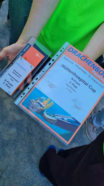 Pokal und Urkunde auf denen steht: Hüttenhospital Cup, B Finale, zweiter Platz, Holy Phoenix