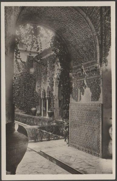 Sepia real photographic postcard showing a view of the yeseria decoration on the patio of Alcázar at Seville in Spain.

Published by Abelardo Linares, Sevilla, No 7, c.1930s.

Postally unused.

Very good condition, with very slight corner bumps.