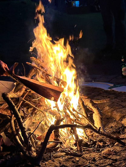 Lagerfeuer mit vielen Ästen und Stöcken
