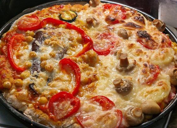 Die beschriebene Pizza, links Gemüse, rechts Hawaii in einer 28ger, flachen Emailleform, reicht locker für 2.