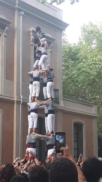 Castellers, czyli wieża z ludzi stojących sobie nawzajem na barkach (6 poziomów, po 4 osoby w niższych poziomach, w najwyższym po 2, im wyżej tym "mniejsi" ludzie, na samej górze dzieci)