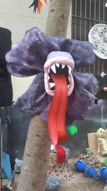 fragment dekoracji jednej z ulic (tematyka kosmiczna) - przyczepiony do drzewa kwiatek z paszczą i wywalonym jęzorem