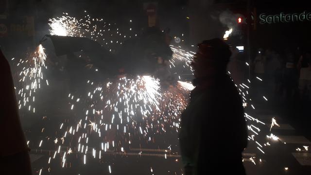 correfoc część druga, czyli dekoracja - sporych rozmiarów smok, który ma przyczepione fajerwerki pod pyskiem i na skrzydłach i też sypie iskrami na wszystkie strony