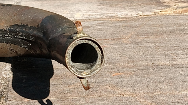 Close-up on the small end of the horn, where you can see a layer of crappy old metal tube broken off inside the horn tube.