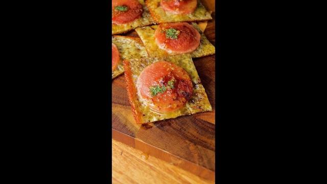【フライパン一つで簡単！】カリカリとろとろ！ソーセージ×チーズの神つまみピザ / Sausage and Cheese Crisps
