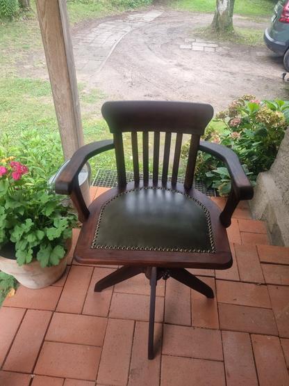 Holzbürostuhl, draußen stehend