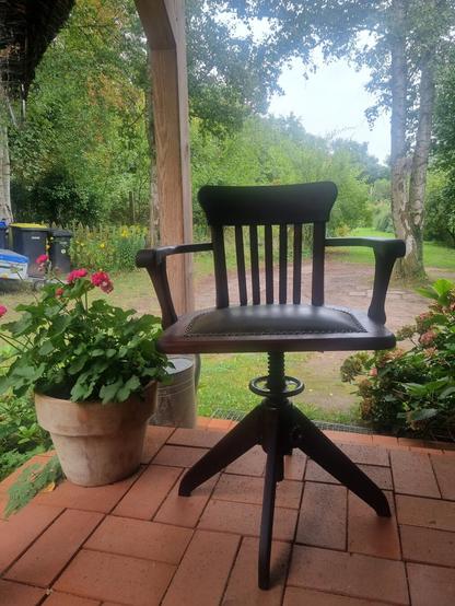 Holzbürostuhl, draußen stehend