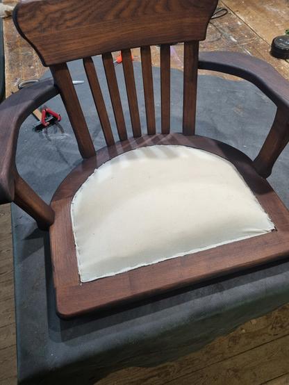 Oberseite Sitzfläche, neu gepolstert bis auf das Leder