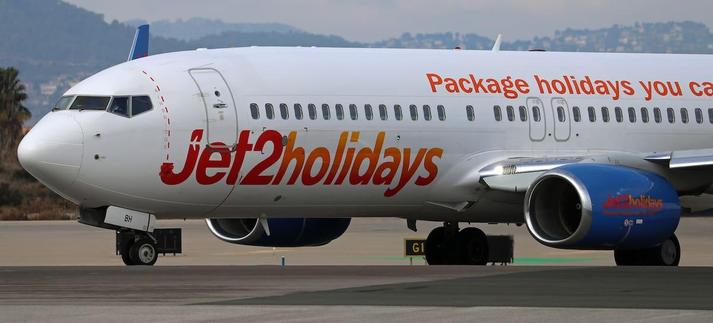Avión Boeing 737-8MG de la aerolínea Jet2 en el aeropuerto de Barcelona. / NurPhoto