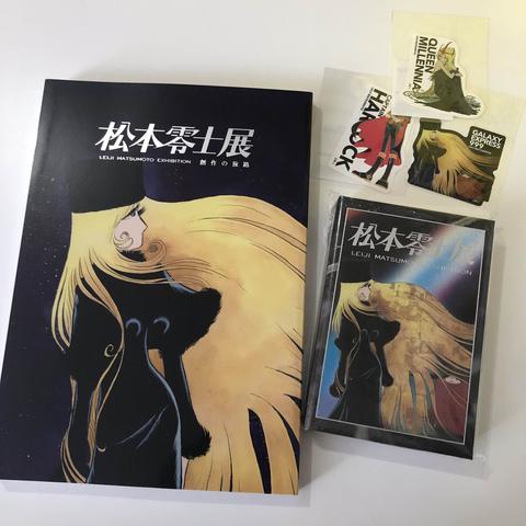 Catalogue de l'exposition Leiji Matsumoto et goodies : boîte de cartes postales et stickers.